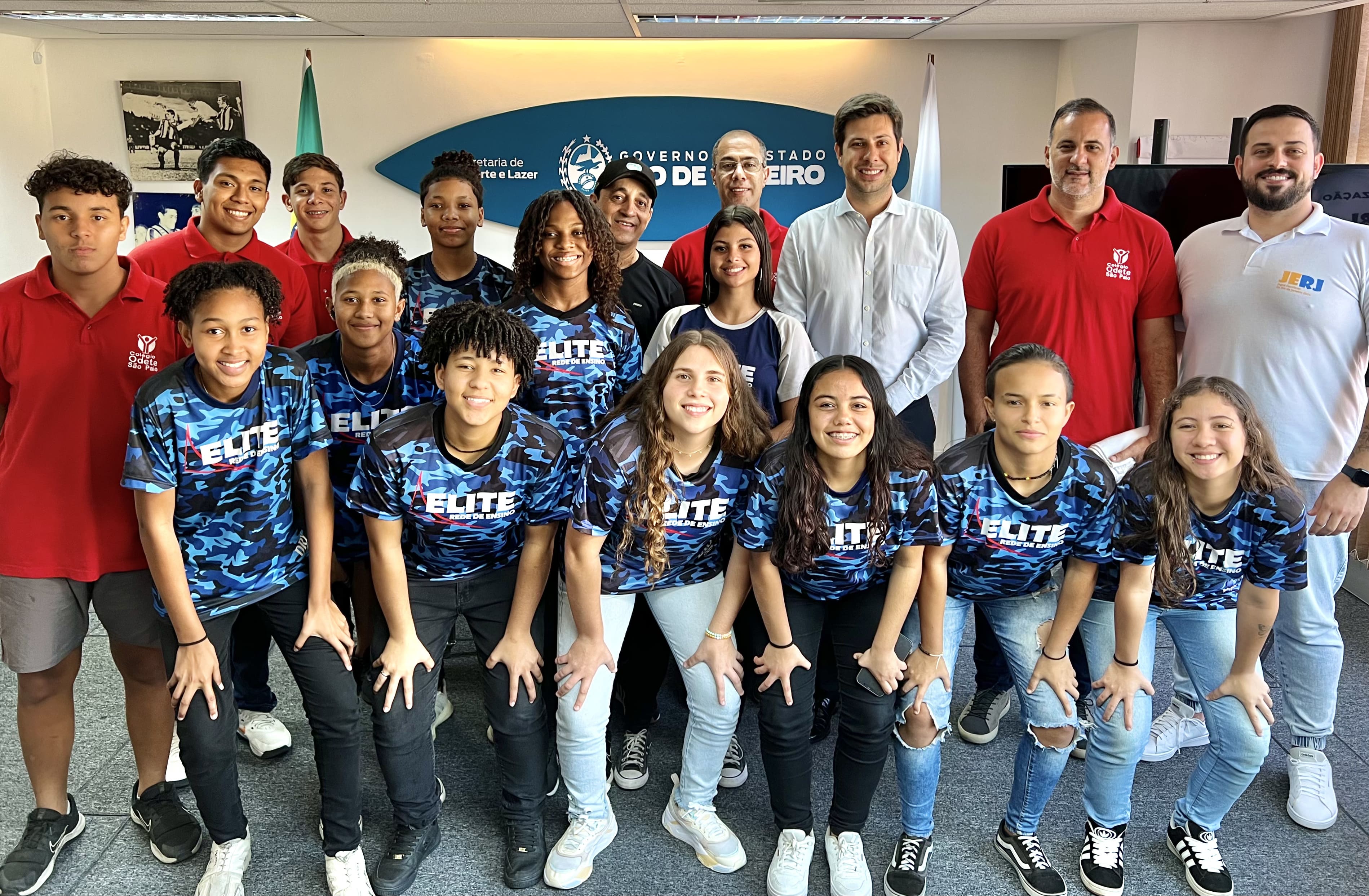 Equipe de Futsal Sub-17 do Rio de Janeiro recebe uniformes e visita a Secretaria de Esporte e Lazer