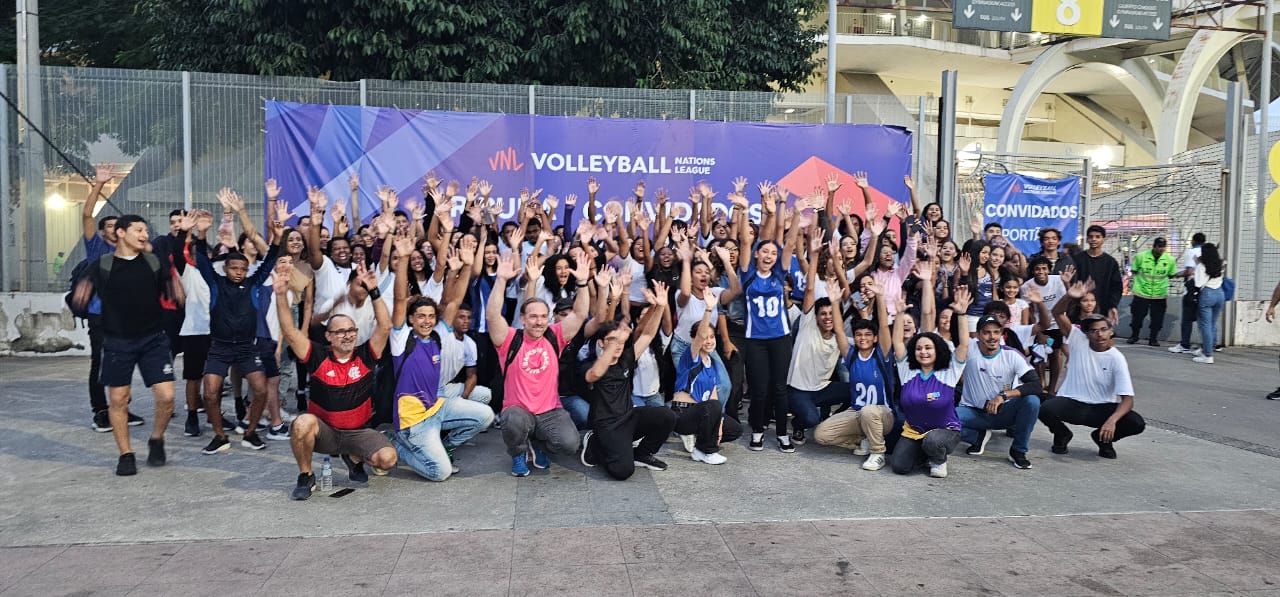 Atletas do JERJ assistem partida da Liga das Nações de Vôlei no Maracanãzinho