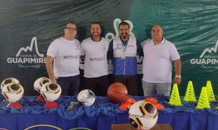SEEL entrega materiais esportivos na cidade de Guapimirim