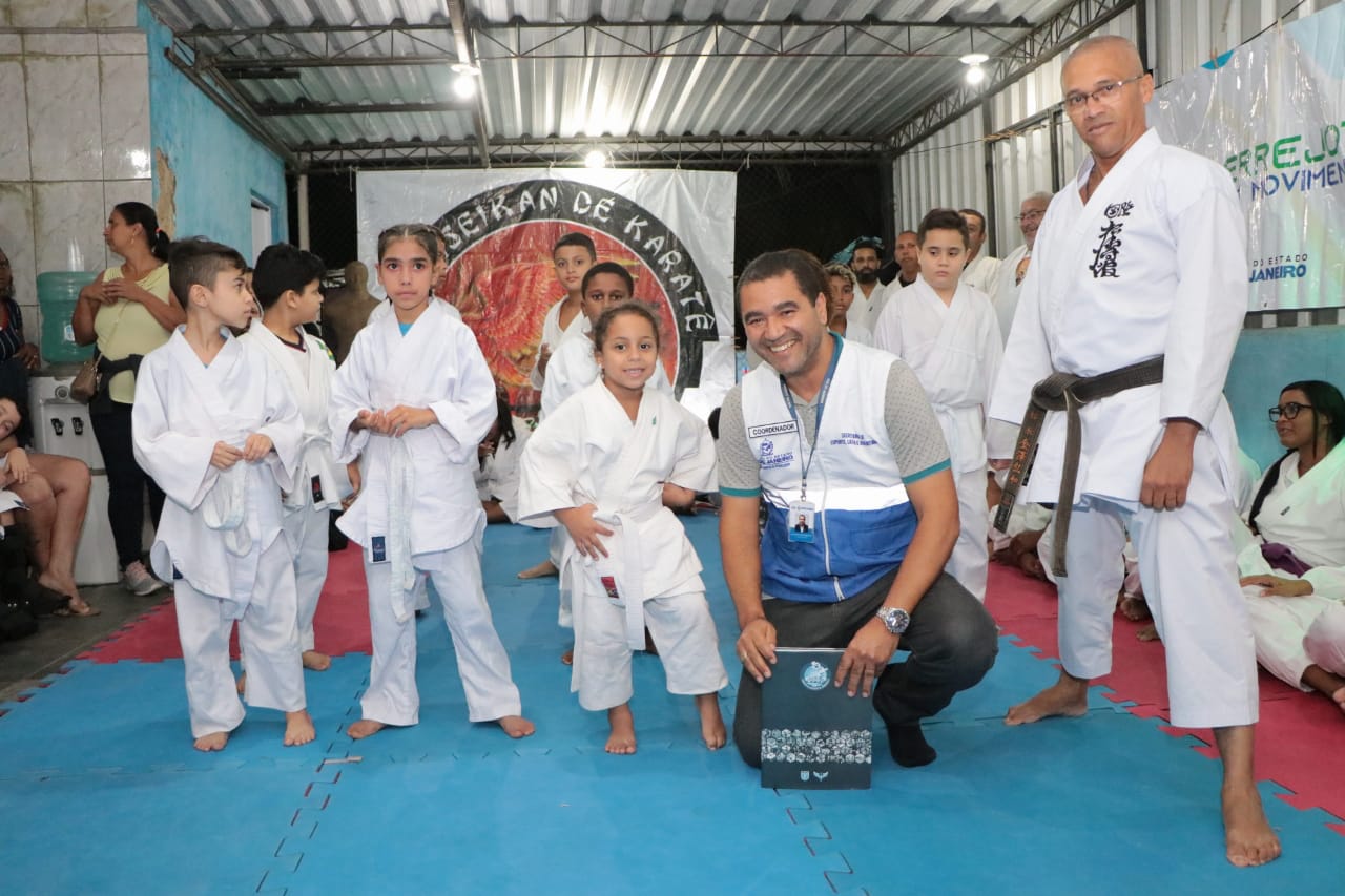 Wagner Rosa com o Sensei Francivaldo e alunos