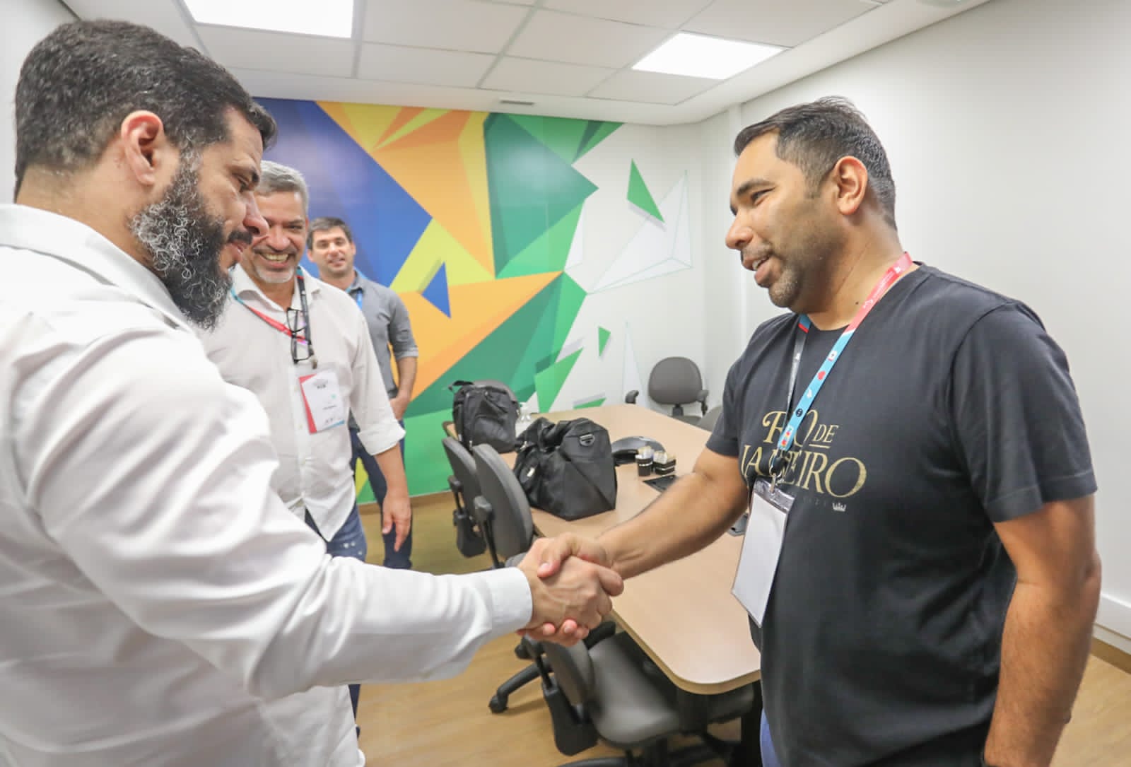 alessandro carracena cumprimenta o presidente do comite paralimpico brasileiro