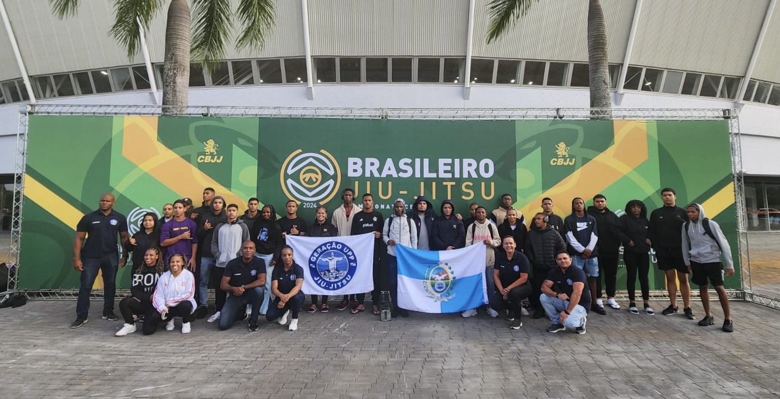 Equipe faz parte de projeto inovador da Coordenadoria de Polícia Pacificadora (UPP); 36 atletas vão participar da competição com apoio da Secretaria de Esporte e Lazer e da LBV  Trinta e seis atletas que fazem parte do Projeto Geração UPP nas comunidades da Providência, Cidade de Deus, Manguinhos, Barreira do Vasco, Santa Marta, Adeus Baiana, Macacos, Tabajaras, Batan e Borel estão preparados e com tudo pronto para representar o estado do Rio de Janeiro no Campeonato Brasileiro de Jiu-Jitsu, em Barueri, em 