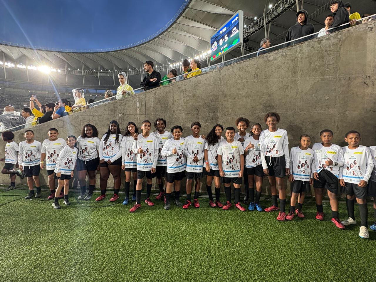 Crianças do ‘Craque do Amanhã’ vivem noite especial no Maracanã