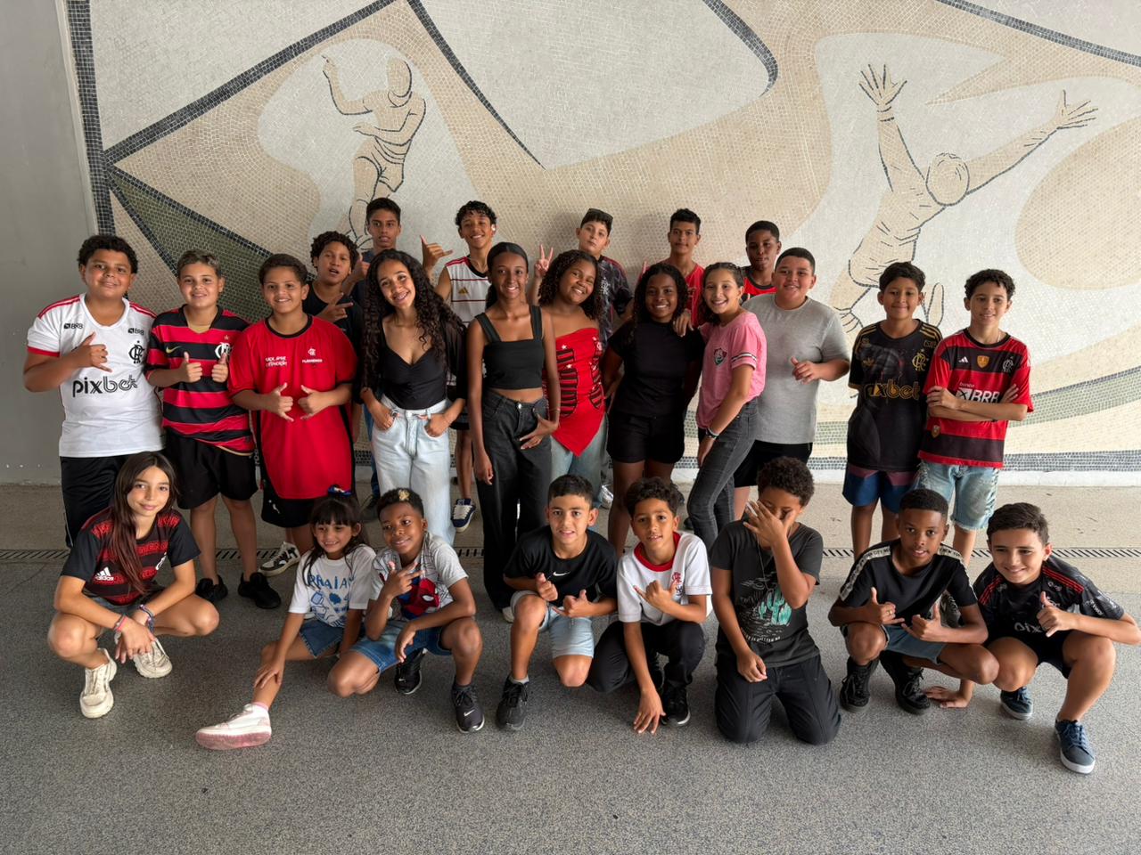 Jovens de projetos sociais vivem experiência inesquecível no Maracanã