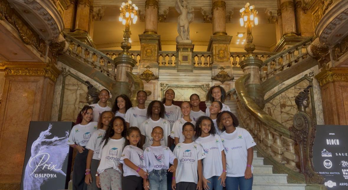 Jovens de projetos sociais realizam o sonho de conhecer o Theatro Municipal no Prix Osipova