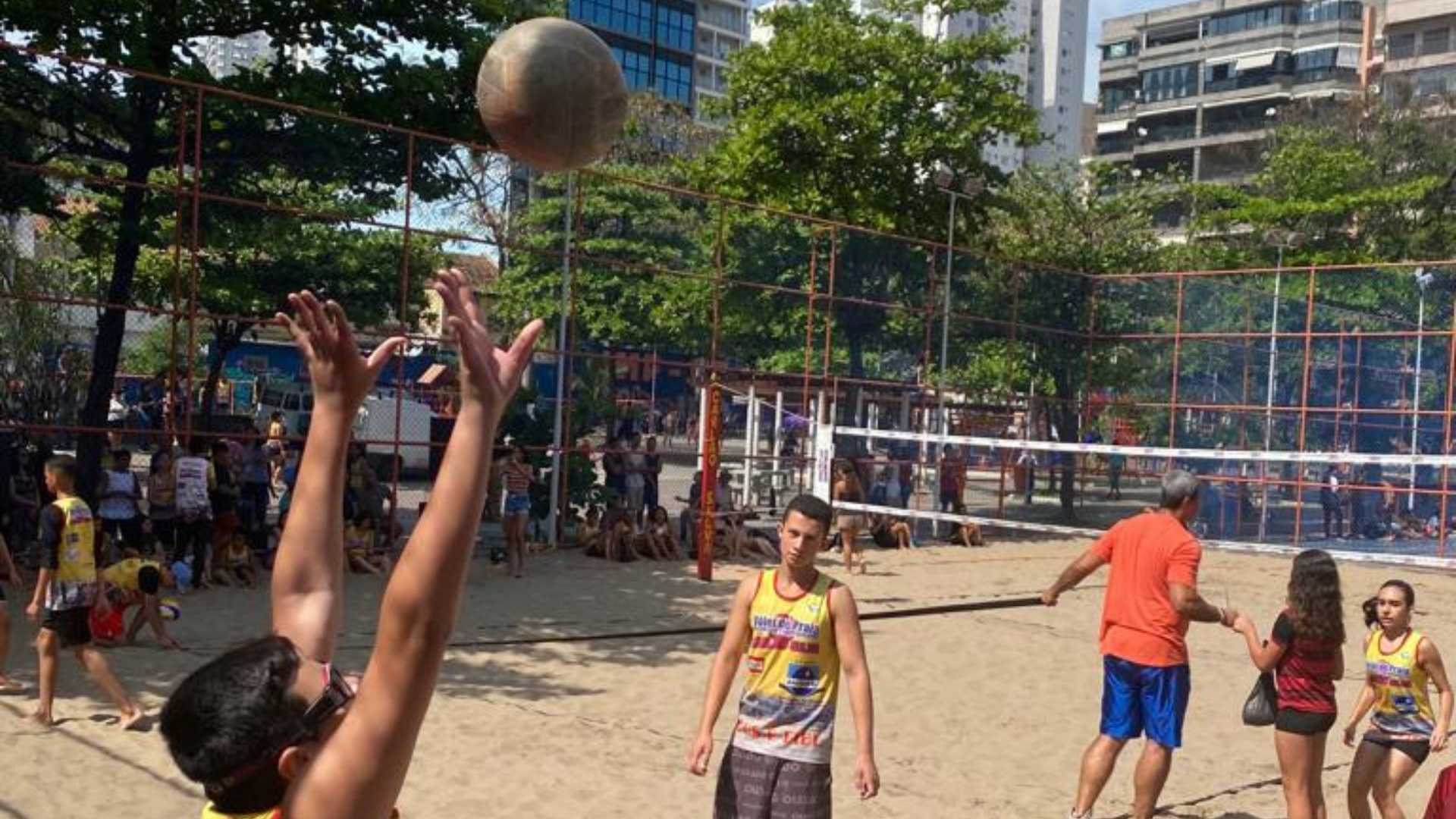 Vôlei na Baixada: evento gratuito reúne atletas neste sábado na Praça do Skate, em Nova Iguaçu