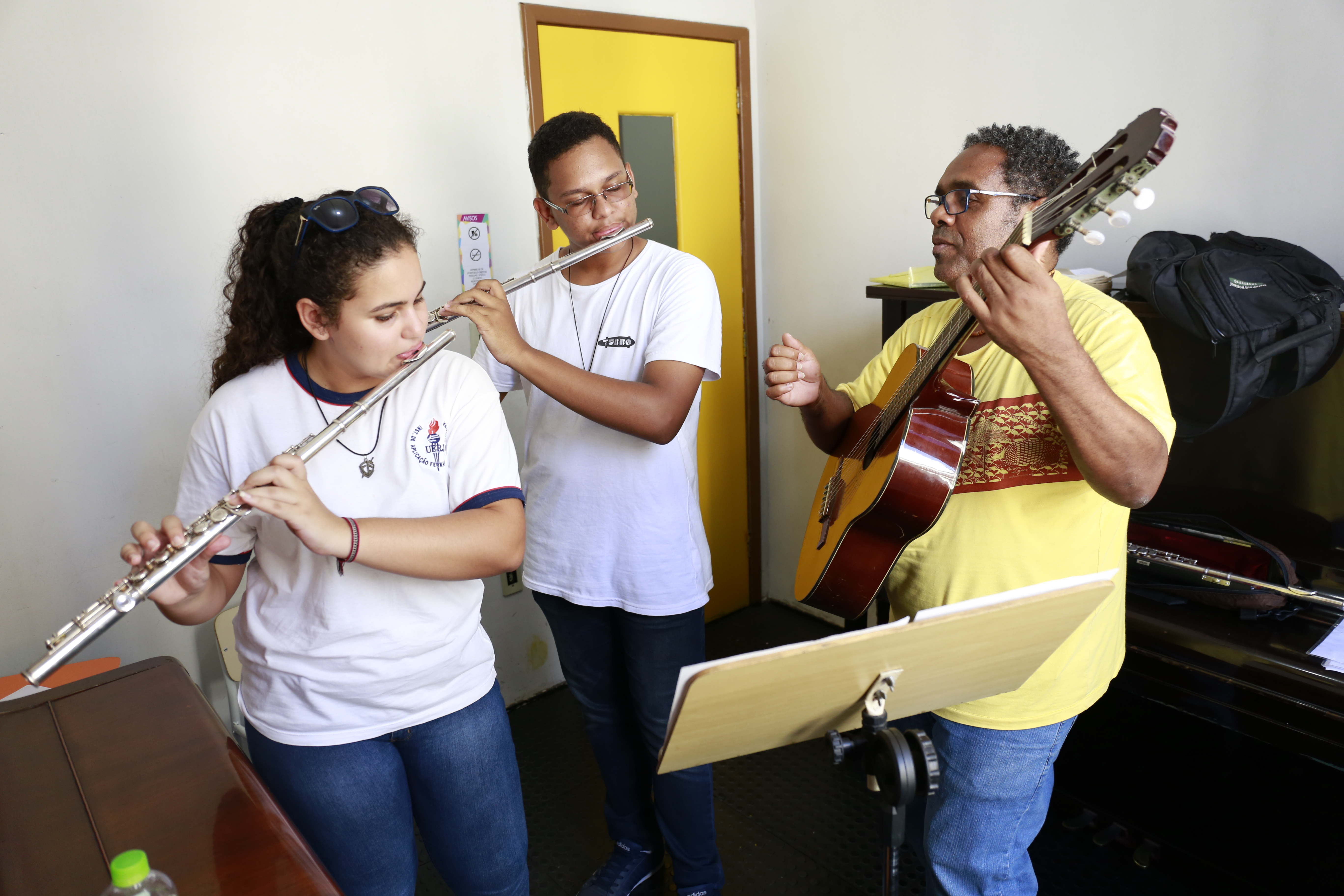 A Escola de Música Villa-Lobos, um espaço da FUNARJ, torna público o edital para o preenchimento de 59 vagas para o Curso de Educação Profissional Técnica de Nível Médio (turmas 2022).  As inscrições ocorrem de 19 de Janeiro a 28 de Fevereiro de 2022.  O curso é inteiramente gratuito e tem duração de três anos. As vagas são destinadas a candidatos que tenham o Ensino Médio completo ou em curso.  Vagas disponíveis: Técnico em Regência Instrumental (04); Técnico em Regência Coral (06); Técnico em Composição e Arranjo (06); Técnico em Instrumento: Saxofone (03); Piano (04); Violão (03); Guitarra (05); Flauta (06); Violino (02); Clarineta (03); e Canto (17).  Do total das vagas, 40% é destinada ao sistema de cotas para ingresso nas escolas técnicas do Estado do Rio de Janeiro (Lei Estadual 6.433), e 5% para portadores de deficiência física (Lei Federal 3.298). O candidato cotista deverá ler atentamente os itens 2.3 a 2.6 e o item 5 do Edital.  Ingresso: O ingresso ocorre por meio de exame classificatório de avaliação prática, sendo o material obrigatório para cada habilitação especificado no item 7 do Edital 2022.  As aulas ocorrerão de forma presencial e serão oferecidas de segunda a sábado, entre 8h e 22h, de acordo com a disponibilidade da instituição de ensino.   Início previsto para o dia 21 de março de 2022.  Leia atentamente o Edital sobre os procedimentos de inscrição no sorteio público do Curso Técnico 2022 da Escola de Música Villa-Lobos.  Edital 2022 do Curso Técnico da Escola de Música Villa-Lobos  Ficha de Inscrição  Ficha de Autodeclaração    Errata do Edital 2022 do Curso Técnico da Escola de Música Villa-Lobos:  Item 4.1.e - Onde se lê "Ensino Médio em 2021", lê-se "Ensino Médio em 2022". Item 11.4 - Onde se lê "As matrículas serão realizadas no dia 21 de março de 2020", lê-se "As matrículas serão realizadas no dia 21 de março de 2022" Item 12.1 - Onde se lê "As aulas terão início no dia 21 de março de 2021.", lê-se "As aulas terão início no dia 21 de março de 2022."  Cronograma:  Inscrições: 19/01/22