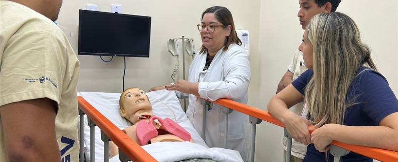 Capacitação com boneco de alta fidelidade já beneficiou cerca de 1.500 profissionais, reforçando a segurança no cuidado ao paciente