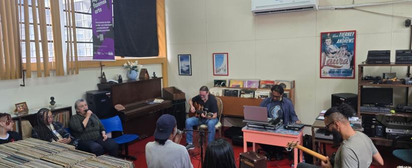 Acervo único com mais de 5.600 LPs faz do acesso à música instrumento de cura e inclusão social