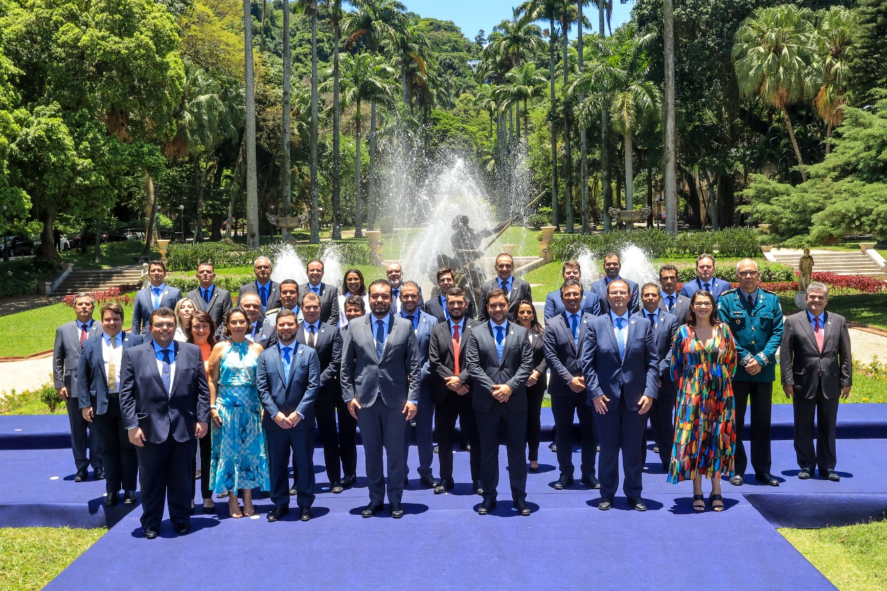 Castro, Pampolha e os secretários de Estado posam nos jardins do Palácio Guanabara, em Laranjeiras, na Zona Sul carioca (Foto: Rogério Santana)