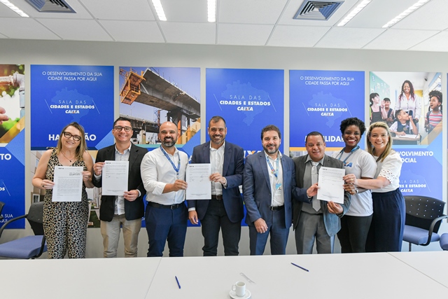 Assinatura de convênio entre a Sehis e a Caixa para realização de trabalho técnico-social em Nova Friburgo e Bom Jardim