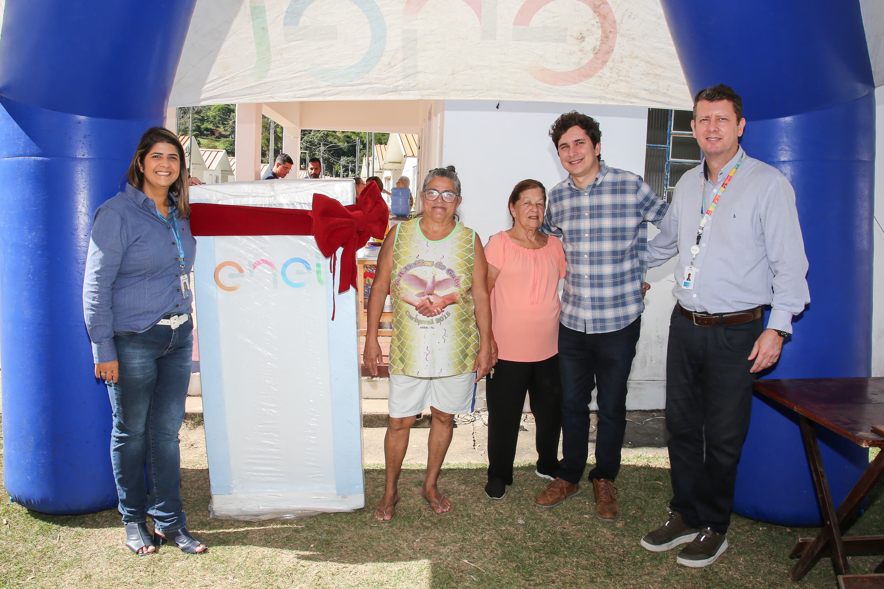 Moradores do Conjunto Carmen Portinho ganham geladeiras novas 