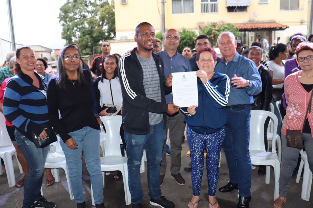 Os moradores comemoraram o início das obras