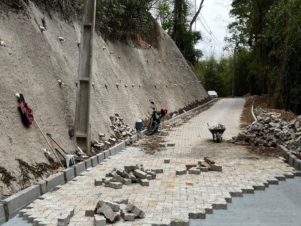 As obras de pavimentação do acesso estão na reta final, permitindo a entrega das 153 casas no bairro