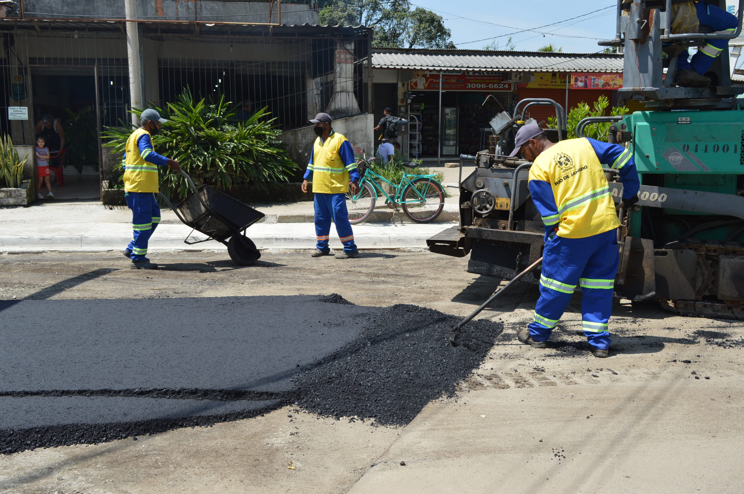 O Governo do Estado, através da Secretaria de Infraestrutura e Obras, está investindo pesado em pavimentação na Baixada Fluminense. Atualmente, há obras em andamento nos municípios de Nova Iguaçu e Queimados. Ainda este mês, deve começar a cair asfalto também em Paracambi e será publicada a tão esperada licitação da Estrada São José, que liga Engenheiro Pedreira a Japeri. Juntos, esses investimentos somam mais de R$ 100 milhões.     - Estamos trabalhando para entregar obras importantes à população da Baixad