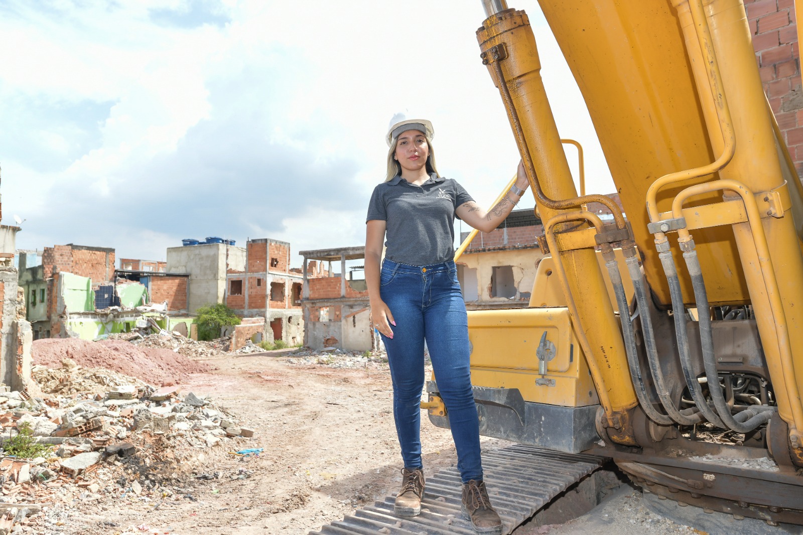 Isis Sousa é a engenheira civil responsável pela construção de moradias na Favela do Lixão, em Caxias