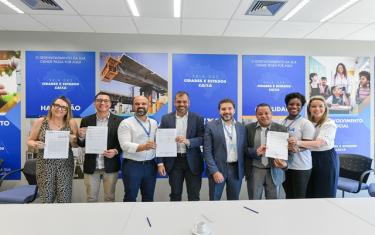 Assinatura de convênio entre a Sehis e a Caixa para realização de trabalho técnico-social em Nova Friburgo e Bom Jardim