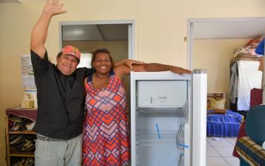 Famílias do Conjunto Habitacional Carmen Portinho, em Areal, ganham geladeiras novas