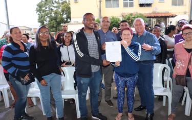 Os moradores comemoraram o início das obras