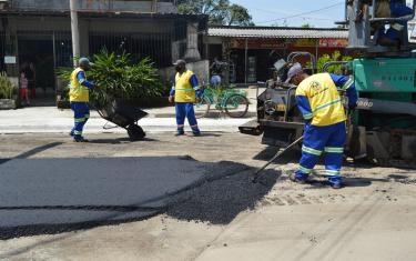 O Governo do Estado, através da Secretaria de Infraestrutura e Obras, está investindo pesado em pavimentação na Baixada Fluminense. Atualmente, há obras em andamento nos municípios de Nova Iguaçu e Queimados. Ainda este mês, deve começar a cair asfalto também em Paracambi e será publicada a tão esperada licitação da Estrada São José, que liga Engenheiro Pedreira a Japeri. Juntos, esses investimentos somam mais de R$ 100 milhões.     - Estamos trabalhando para entregar obras importantes à população da Baixad