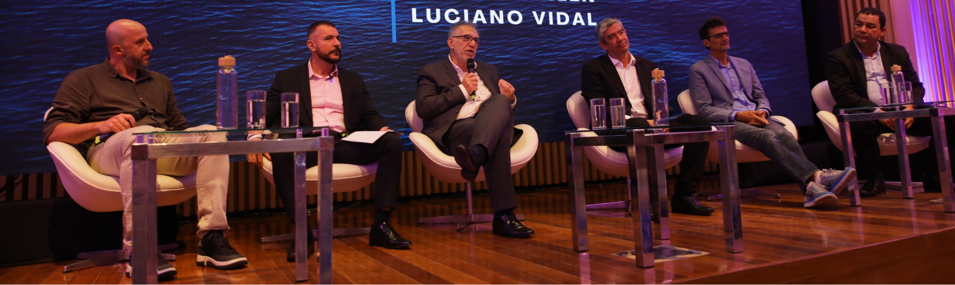 Bruno Sasson, diretor de saneamento do Instituto Rio Metrópole, desempenhou um papel crucial como mediador do painel. Diversas personalidades participaram, incluindo o prefeito de Paraty, Luciano Vidal, Alexandre Bianchini, presidente da Águas do Rio, Ricardo Gomes, fundador do Instituto Mar Urbano, Carlos Martins, presidente da Águas de Lisboa, Aguinaldo Ballon, CEO da Cedae, e Celio Sathler, co-fundador da startup Zero Esgoto.