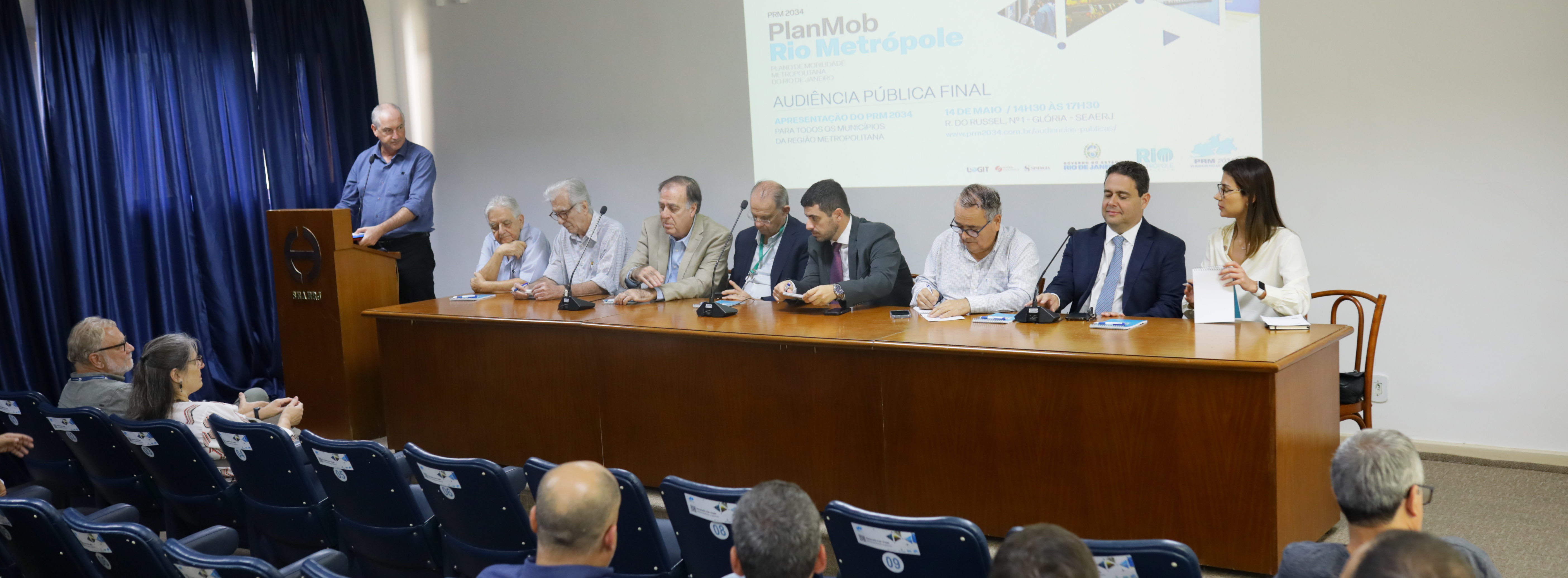 Mesa inicial da audiencia, composta pelo engenheiro Luiz Carneiro, representante do AGETRANSP, o engenheiro, Antônio Jofre, Jorge Cunha engenheiro do IRM, o diretor de mobilidade metropolitana do IRM Ângelo Monteiro, chefe de gabinete do IRM Joaquim Portella, Prefeito de Duque de Caxias Wilson Reis, o representante da Prefeitura do Rio de Janeiro Felipe Santa Cruz e a Relatora do TCE Raissa Raiser 