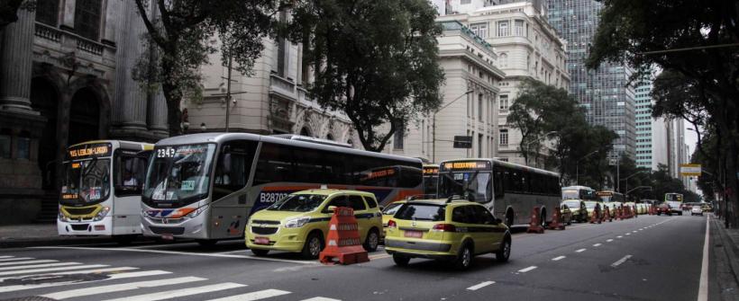 Onibus e Carros parados na faixa de pedestre