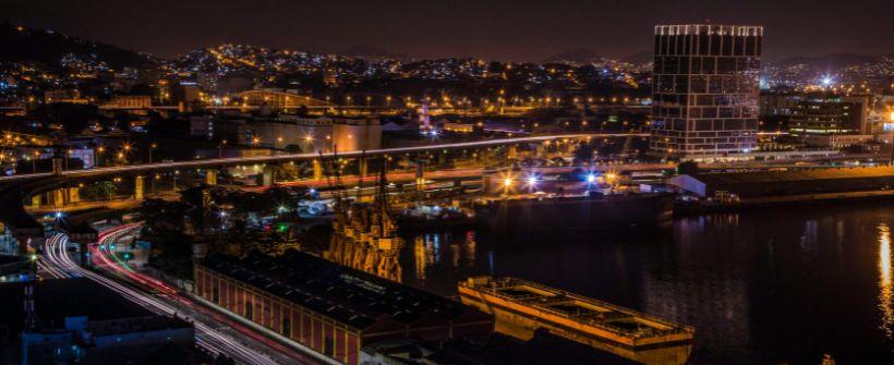 Foto aérea do porto do Rio de Janeiro a noite com luzes da cidade
