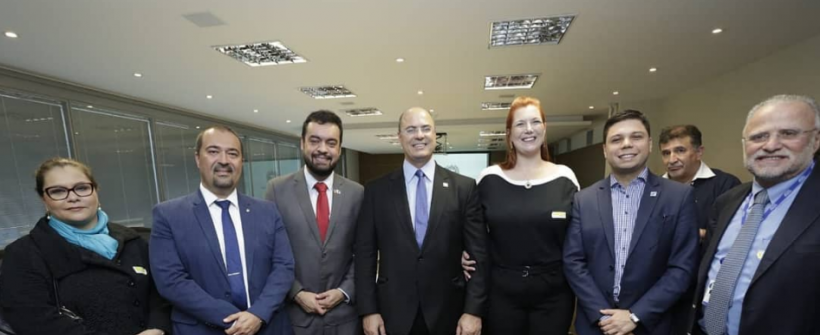 Vinte e dois municípios integram o grupo responsável por pensar políticas públicas para a região Nesta quarta-feira (23/10), foram eleitos o presidente e o vice do Conselho Consultivo da Câmara Metropolitana do Rio de Janeiro: Juarez Fialho, secretário de Estado das Cidades, e Marcio Garcia. Além disso, durante a reunião, no Palácio Guanabara, os três representantes da Sociedade Civil também foram eleitos - Hélio Cabral, Dalle Anne Schimid e Yedda Assunção representam, respectivamente, o setor empresarial, 