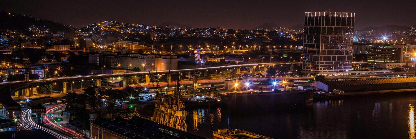 Foto aérea do porto do Rio de Janeiro a noite com luzes da cidade