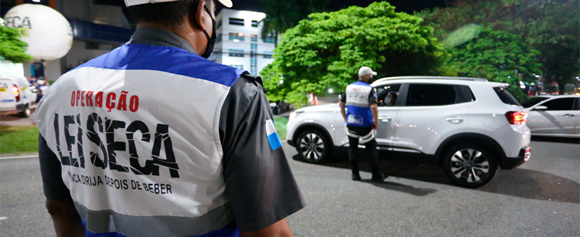Equipe de policiais em abordagem de fiscalização