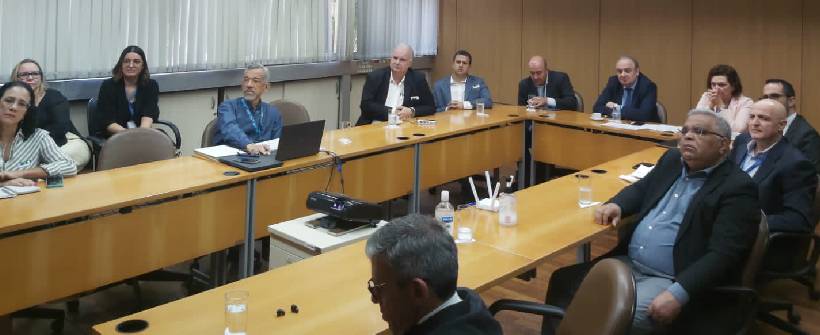 Participantes assistem à apresentação 