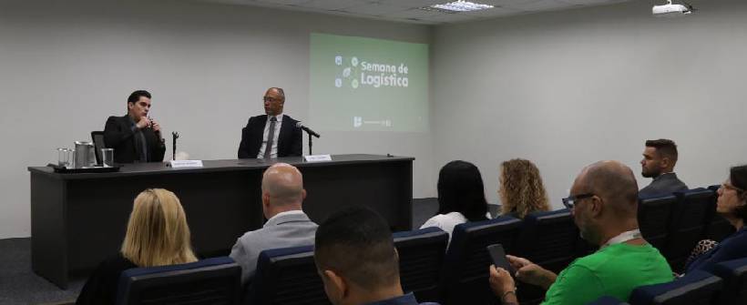 auditório com pessoas 