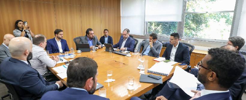 Governador e secretários em torno de mesa de reunião