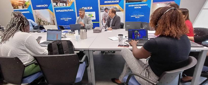 pessoas em mesa de reunião