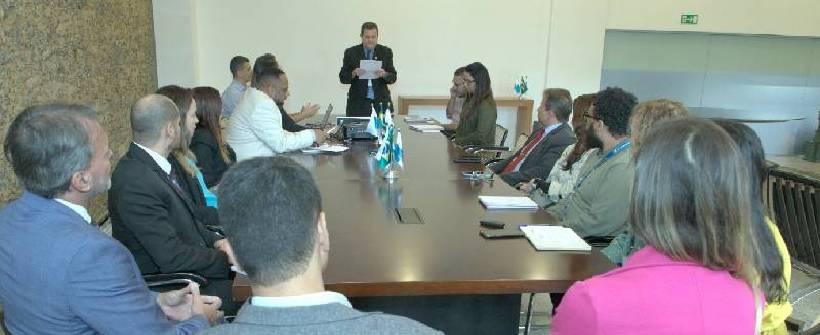 servidores reunidos em torno de uma mesa