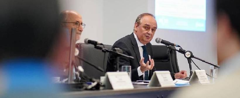 secretário ao fundo da foto