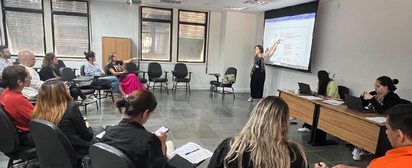 palestrante vanessa apresentando 