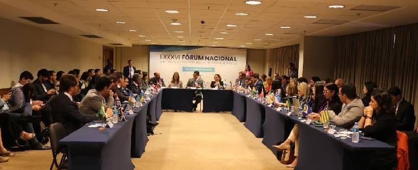 mesa em U com representantes dos estados