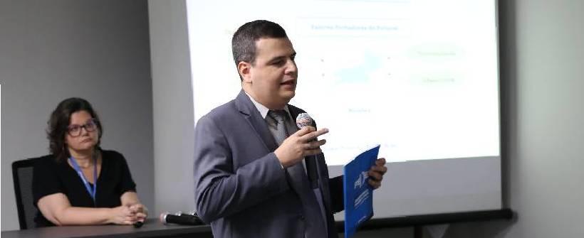 Foto do subsecretário Bruno Sobral falando para a plateia