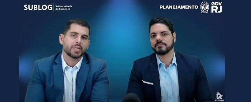 duas pessoas apresentando