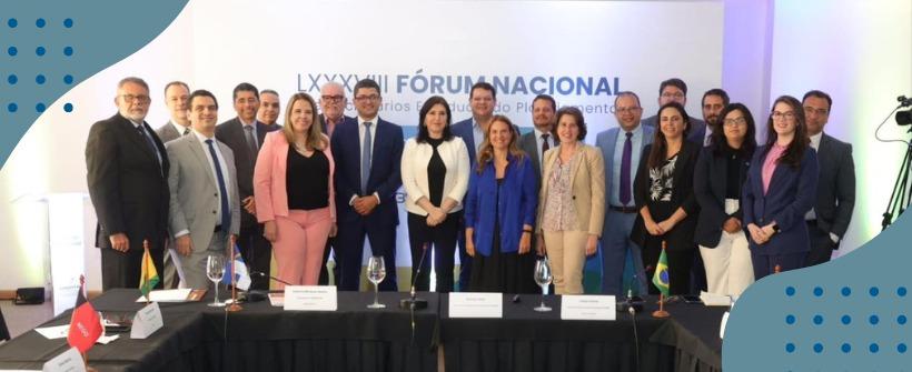 Foto com secretários em pé durante o econtro