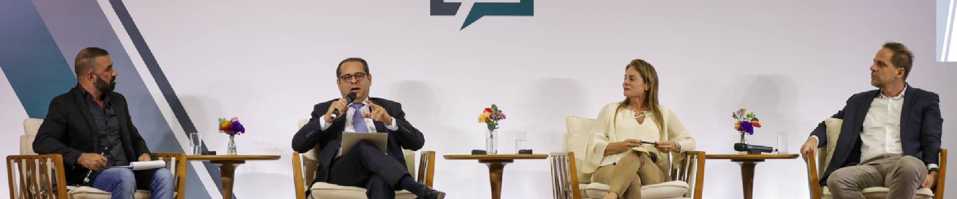 palco para debate com 4 pessoas