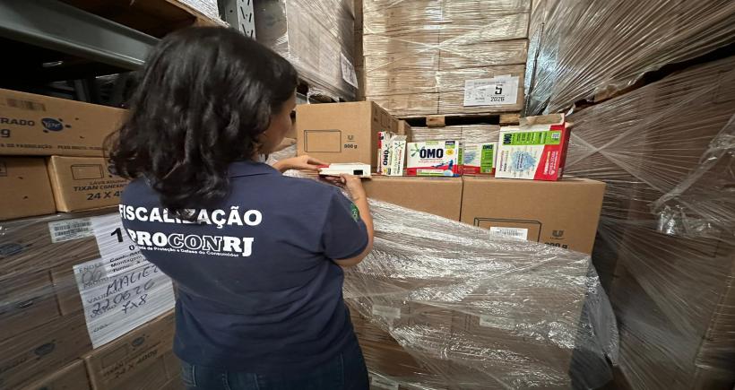 Procon-RJ apreende cerca de 30 toneladas de sabão em pó falsificado no CEASA