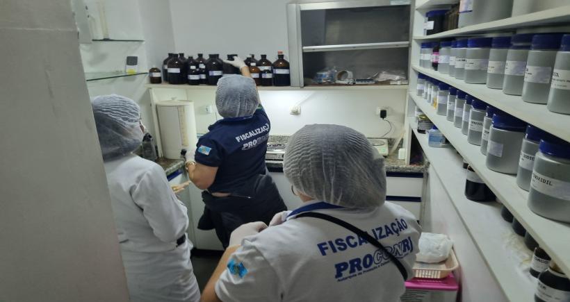 Procon-RJ autua clínica e farmácia de manipulação em operação na Baixada Fluminense