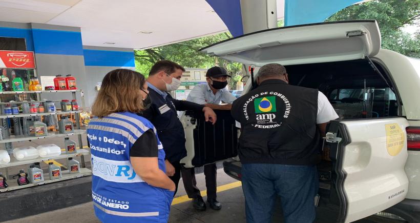 Procon-RJ lacra bombas de combustíveis em operação de fiscalização em todo Estado