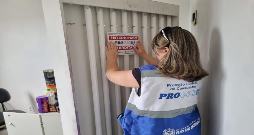 Procon-RJ e Polícia Civil interditam centros de bronzeamento na Zona Norte do Rio