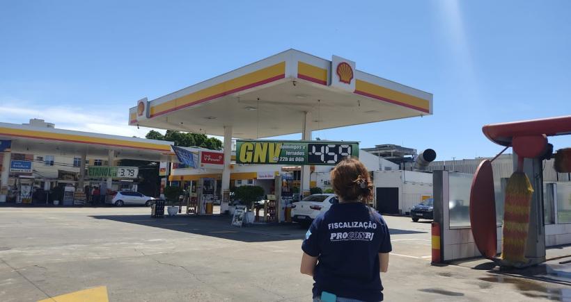 Procon RJ apura denúncias de publicidade enganosa em postos de combustíveis da Baixada Fluminense