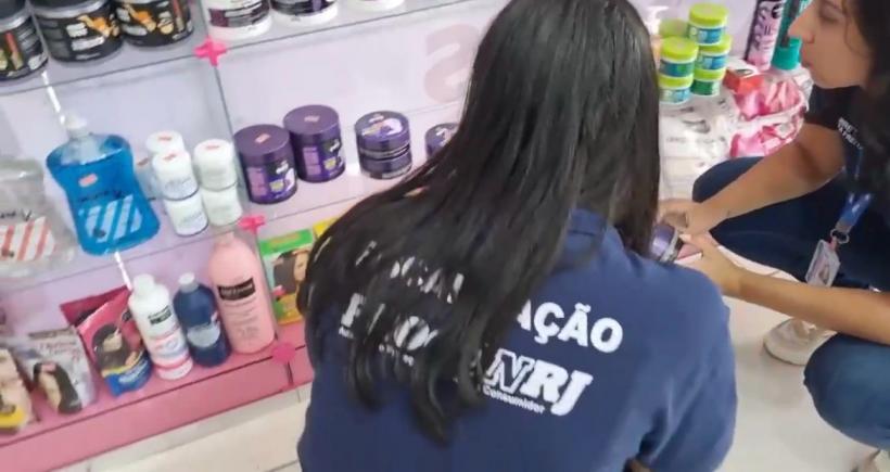 Procon RJ e Polícia Civil encontram produtos vencidos e sem autorização legal em centro de estética