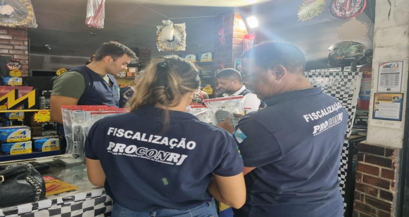 Operação do Procon-RJ e ANP apreende mais de 1300 litros de óleos lubrificantes irregulares